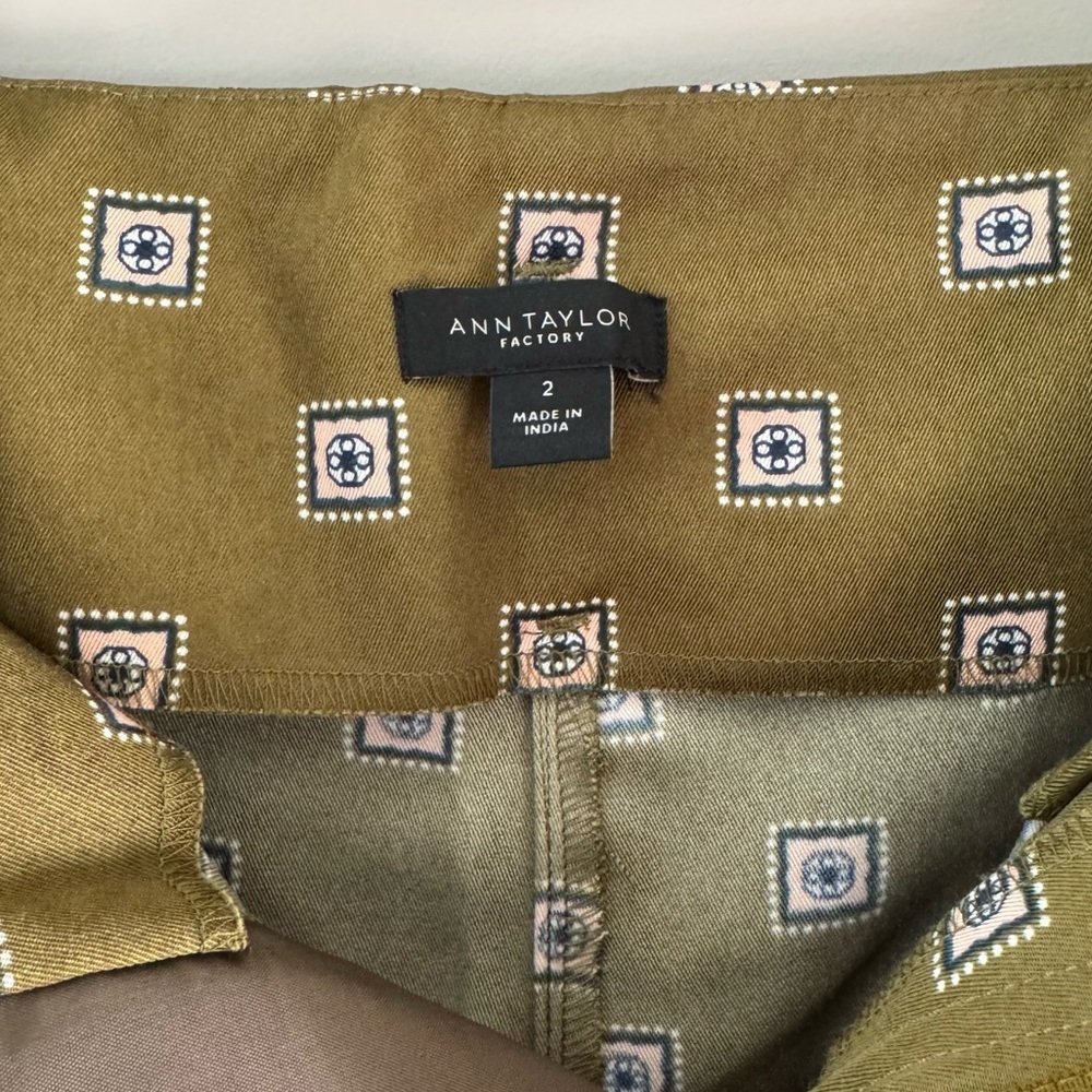 ANN TAYLOR FACTORY OLIVE GREEN PRINT BELTED SHORTS SIZE 2 - Picture 9 of 9